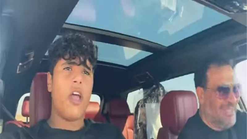 ماجد المصري يغني Strangers in the night برفقة نجله فى السيارة.. فيديو