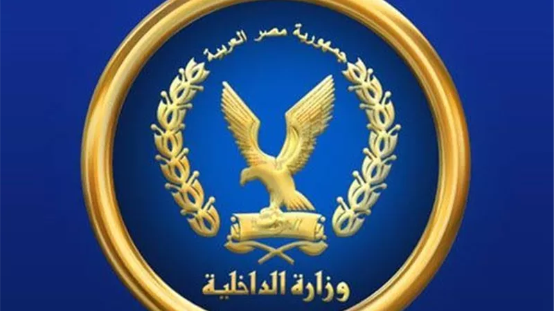 تفاصيل مقطع فيديو بسقوط شخص من سيارة حال سيرها وإصابته