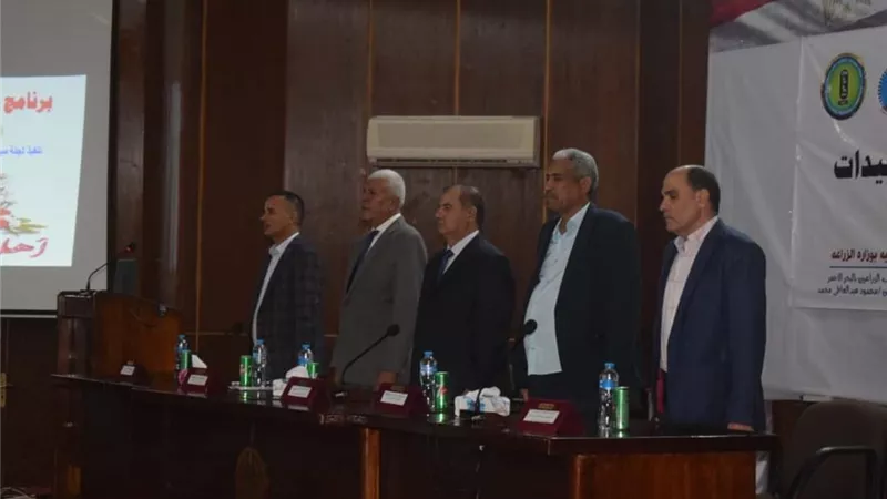 السكرتير العام يفتتح الدورة التدريبية لمطبقى المبيدات بالغردقة