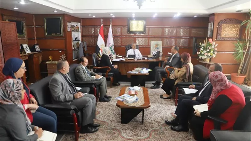 وزير القوى العاملة يلتقي خبيرًا بمنظمة العمل الدولية