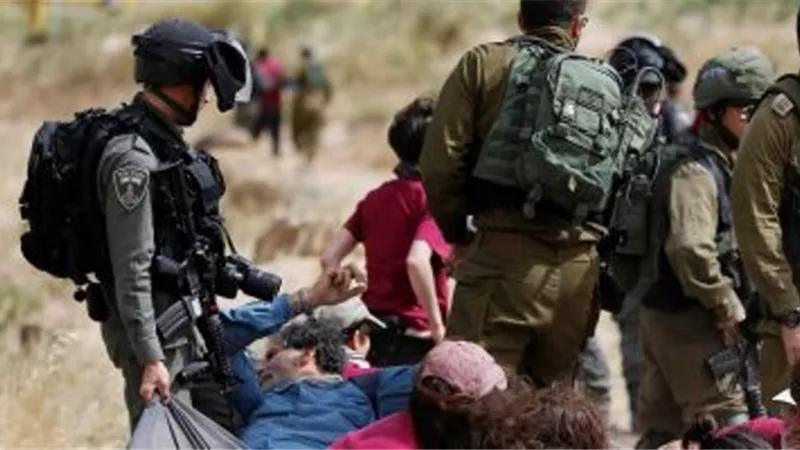 المستوطنون يواصلون الاعتداء على الفلسطينيين في وسط وشمال الضفة الغربي