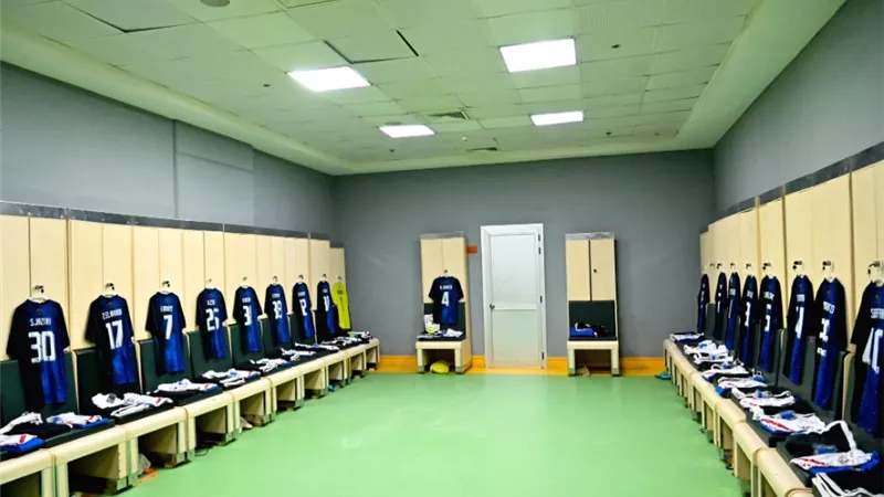 قبل مواجهة فلامبو.. غرف ملابس الزمالك تتزين بالزي الجديد.. شاهد