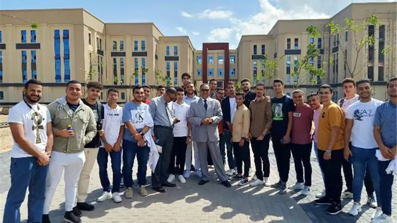رئيس جامعة المنصورة الجديدة يتابع انتظام الدراسة