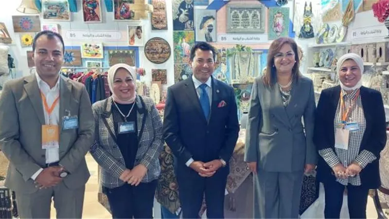 صبحي يتفقد جناح الشباب والرياضة بمعرض تراثنا