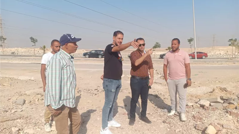 جهاز مدينة ١٥ مايو يواصل أعمال تطوير ورفع كفاءة الطريق .. صور