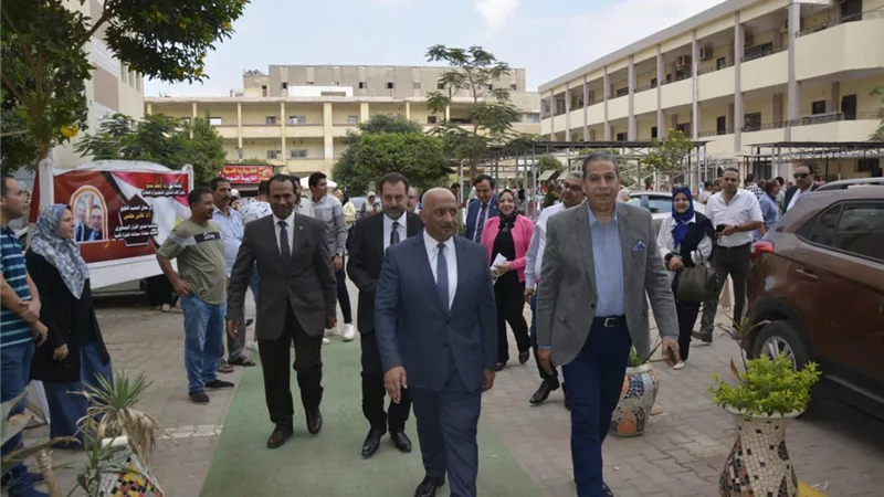 رئيس جامعة الزقازيق يتفقد انتظام العملية التعليمية بالتربية النوعية