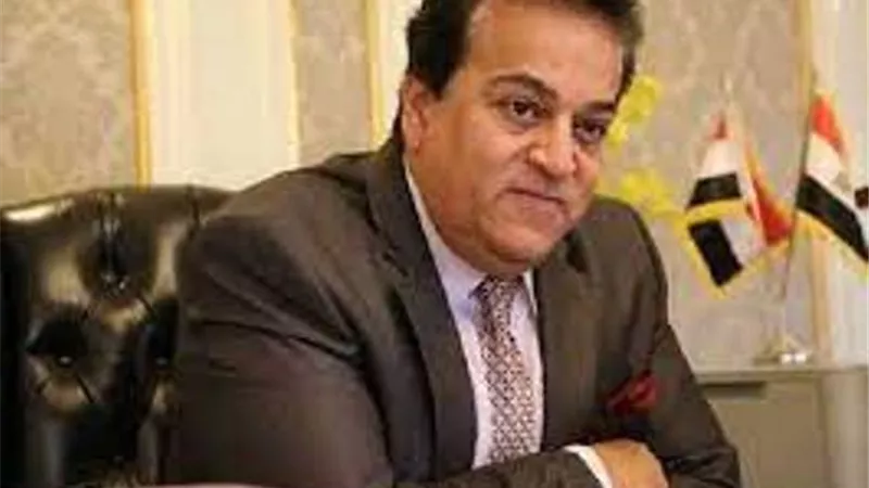 وزير الصحة يستقبل مديرعام منظمة الصحة العالمية بمطار القاهرة الدولى