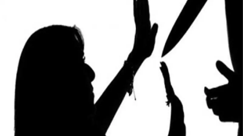 بسبب غيرته الزائدة.. زوج يطعن زوجته وحماته