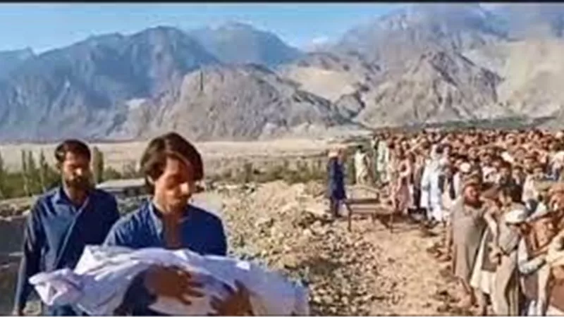 مصرع أم و8 أطفال اثر انهيار سقف المنزل في باكستان