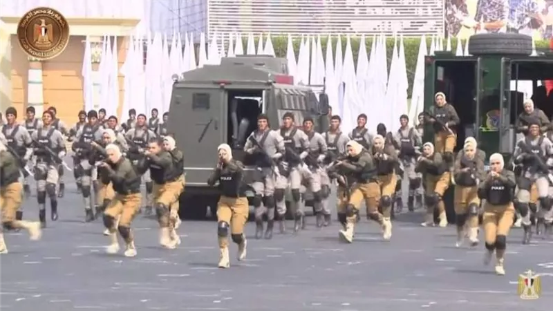 نزول من المركبات اثناء الحركة .. طالبات الشرطة تشاركن بعروض قتالية أمام الرئيس