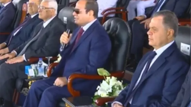 الرئيس السيسي يؤدي التحية العسكرية لأرواح الشهداء خلال حفل الشرطة