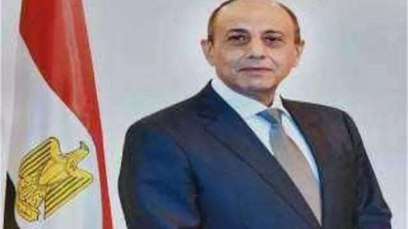 وزير الطيران يلتقى وفداً إماراتياً لبحث فرص الاستثمار فى النقل الجوى