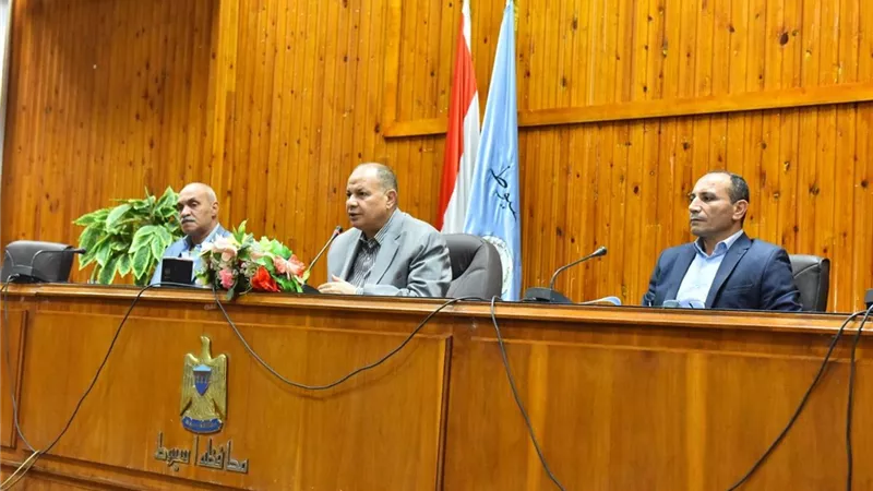محافظ أسيوط يترأس اجتماع مناقشة مواجهة ظاهرة حرق المخلفات الزراعية