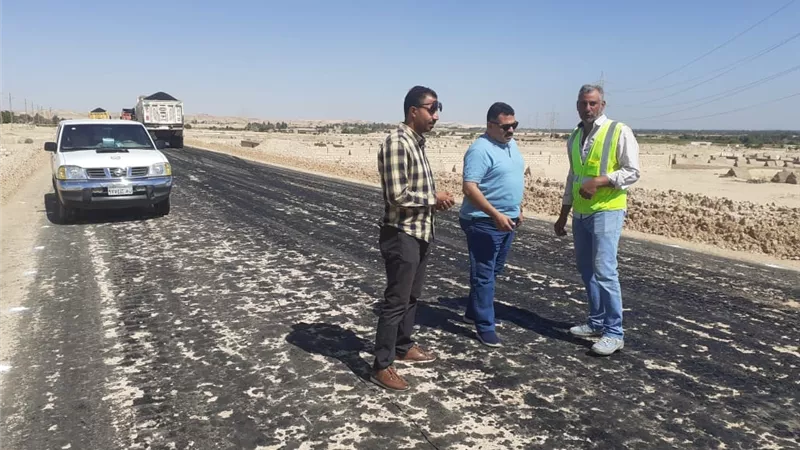 رئيس المدينة : بدء رصف طريق الصعيد الصحراوى الغربى بين ملوى وديرمواس