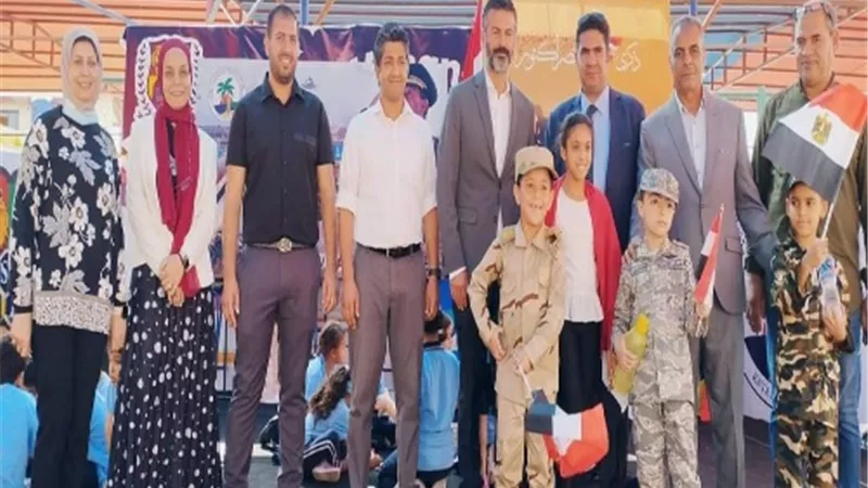 مدير تعليم العبور يشارك الطلاب الإحتفال بذكرى اكتوبر والمولد النبوي