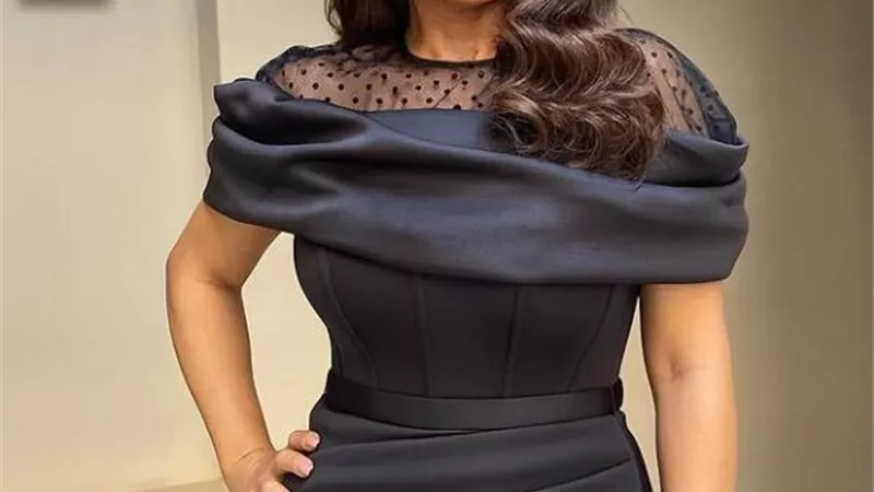 بالأسود .. روجينا تشارك جمهورها إطلالة جذابة من مهرجان الشارقة السينم