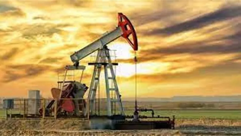 انخفاض النفط مع تأثر الطلب بارتفاع الدولار