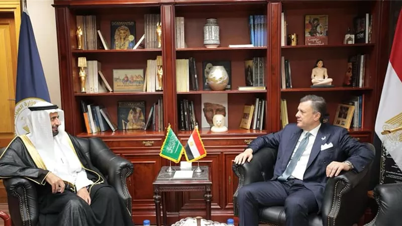 عيسى يستقبل وزير الحج والعمرة بالسعودية والوفد المرافق له