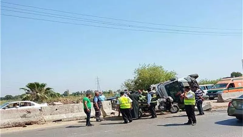 مصرع واصابة ٢٠ عاملا فى انقلاب سيارة على الصحراوى الغربى بملوى