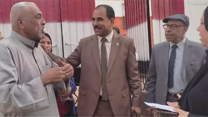 مدير تعليم الخانكة يلتقى أولياء الأمور على أبواب المدارس