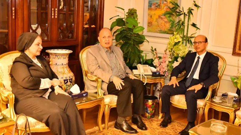 عصام سعد يستقبل رئيس الجامعة ونائب شئون خدمة المجتمع لتقديم واجب العز