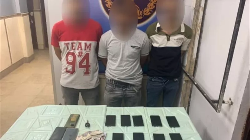 القبض على 3 من تجار الصنف داخل سيارة 