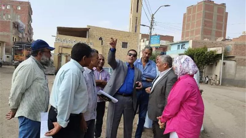 متابعة الأعمال التمهيدية لرصف عدد من شوارع مدينة إهناسيا ببنى سويف