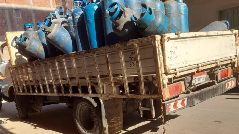 ضبط سيارة بها ٥٤ اسطوانة بوتاجاز قبل بيعها بالسوق السوداء بالاسكندرية