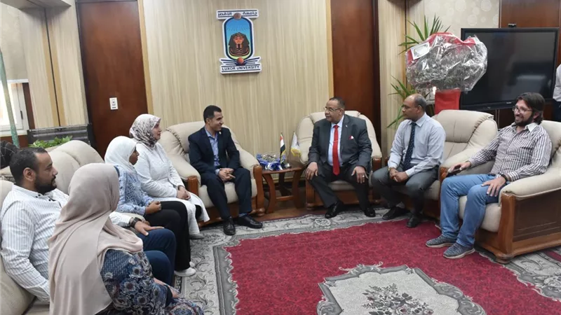 رئيس جامعة الأقصر يكرم الطلاب الفائزين فى المهرجان الرياضى بالجامعات