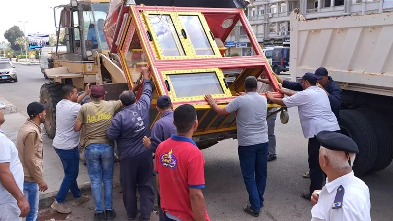 حملة مكبرة بمدينة العاشر من رمضان لإزالة الإشغالات والمخالفات