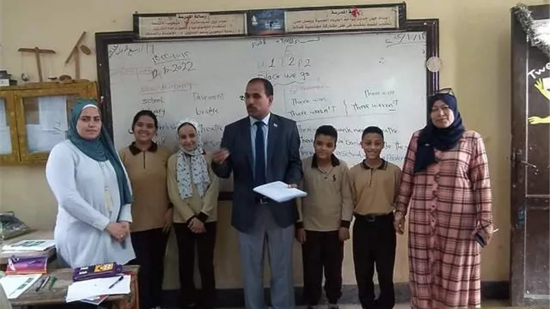 مدير تعليم الخانكة يتفاعل مع الطلاب داخل الفصول