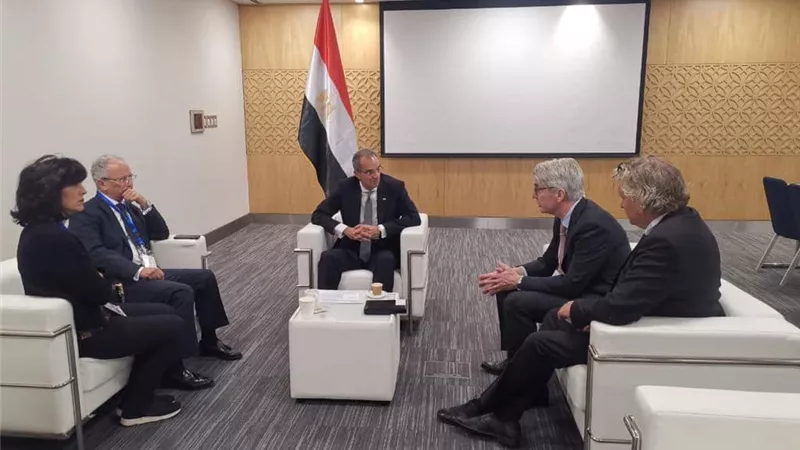طلعت يجرى مباحثات مع كبرى الشركات العالمية المتخصصة فى مجال الاتصالات