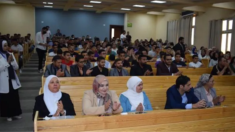 كلية الإدارة بالجامعة المصرية الروسية تكرم الطلاب باليوم التعريفى