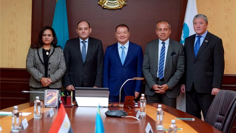 وزير التجارة والصناعة يلتقي نظيره الكازاخي لتعزيز أطر التعاون المشترك