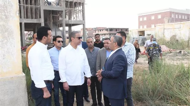محافظ الفيوم.. فى جولة ميدانية بقرى «حياة كريمة» بمركز إطسا