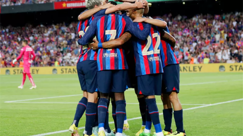 ليفاندوفسكي يقود تشكيل برشلونة المتوقع لمواجهة إنتر ميلان