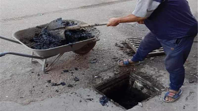 استعداً لموسم الشتاء.. تطهير غرف تصريف مياه الأمطار بمدينة طوخ.. صور
