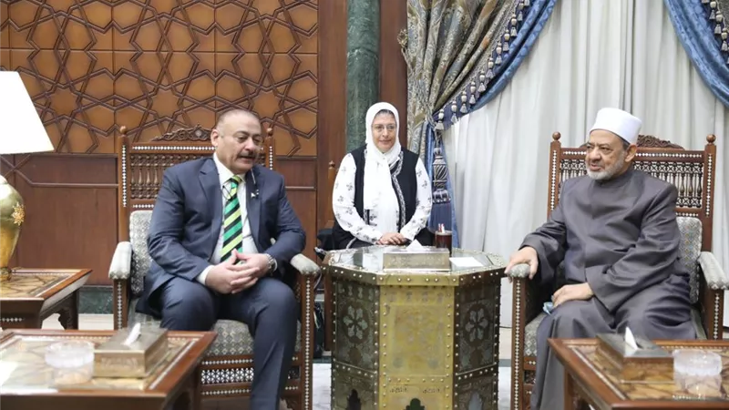 الإمام الأكبر يستقبل وزير الصحة الباكستاني ويؤكد تضامن الأزهر