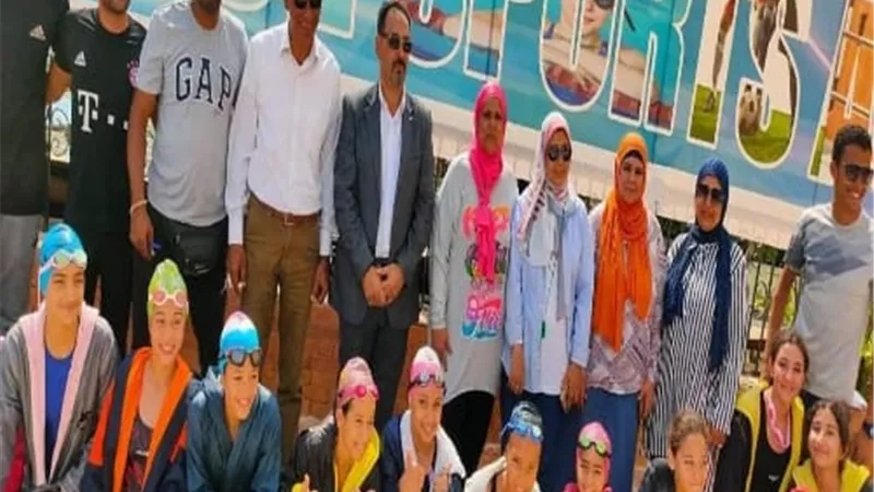 وكيل تعليم العبور يشهد تصفيات مسابقة السباحة للبنات