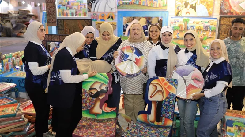 طلاب جامعة عين شمس في زيارة لمعرض تراثنا للحرف اليدوية..صور