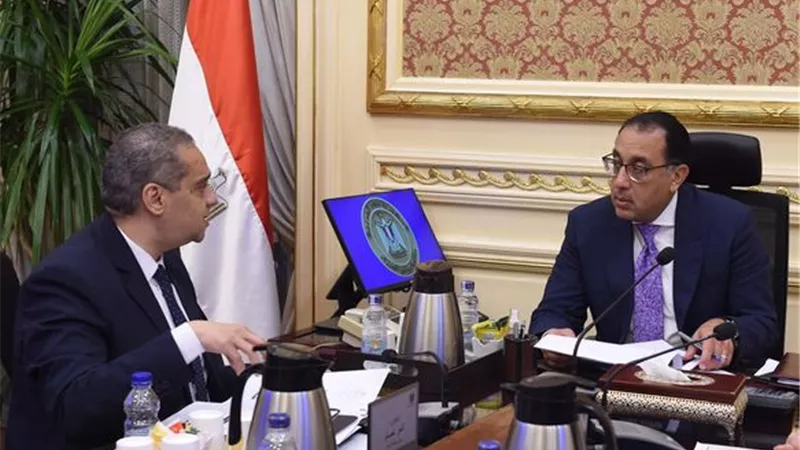 رئيس الوزراء يتابع مع رئيس هيئة الدواء المصرية ملفات العمل