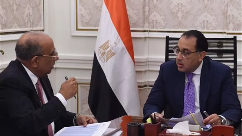 رئيس الوزراء يلتقي وزير قطاع الأعمال لمتابعة ملفات عمل الوزارة