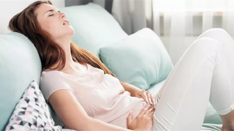 الفرق بين أعراض الحمل والحيض.. تعرفي عليها