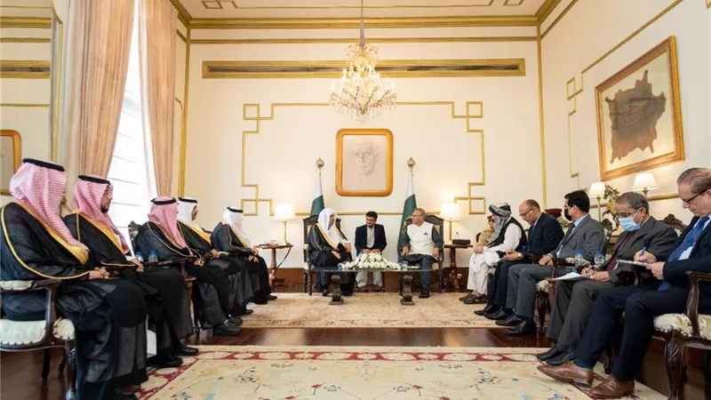 رئيس باكستان يقلِّد أمين رابطة العالم الإسلامي وسام 