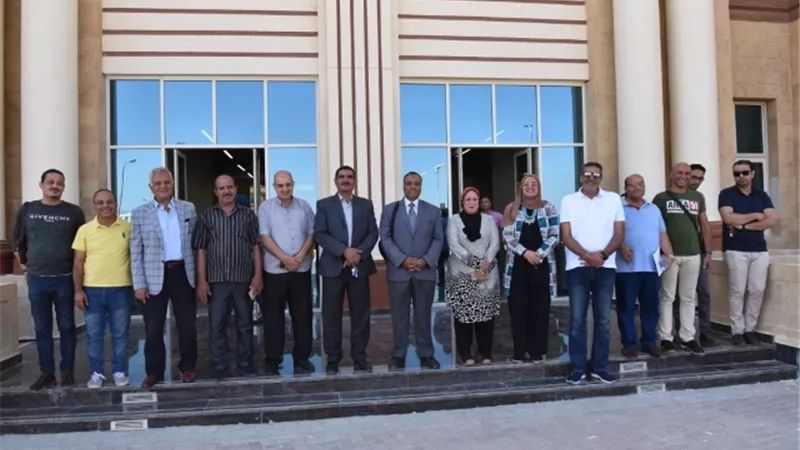 رئيس جامعة أسيوط يشيد بالحضور الطلابي الكثيف خلال جولته التفقدية