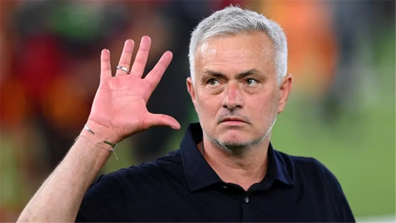 مورينيو يعلن تشكيل روما لمواجهة ريال بيتيس بالدوري الأوروبي