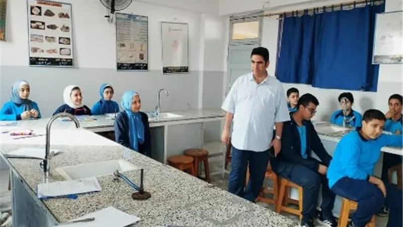 مدير تعليم العبور يتفقد مدرسة