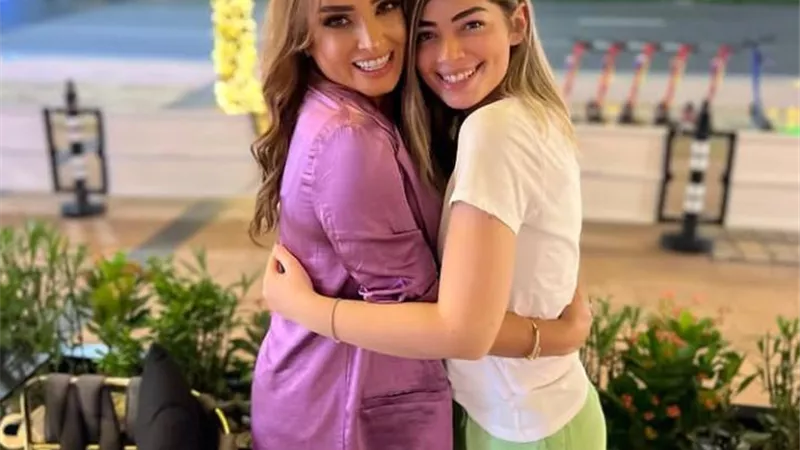بكلمات رقيقة.. روجينا تداعب ليلى زاهر وتعلق : بحبك ياعمرى