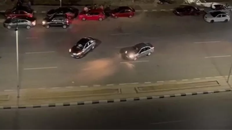 ضبط قائدى سيارتين قاما بحركات إستعراضية معرضين حياة المواطنين للخطر
