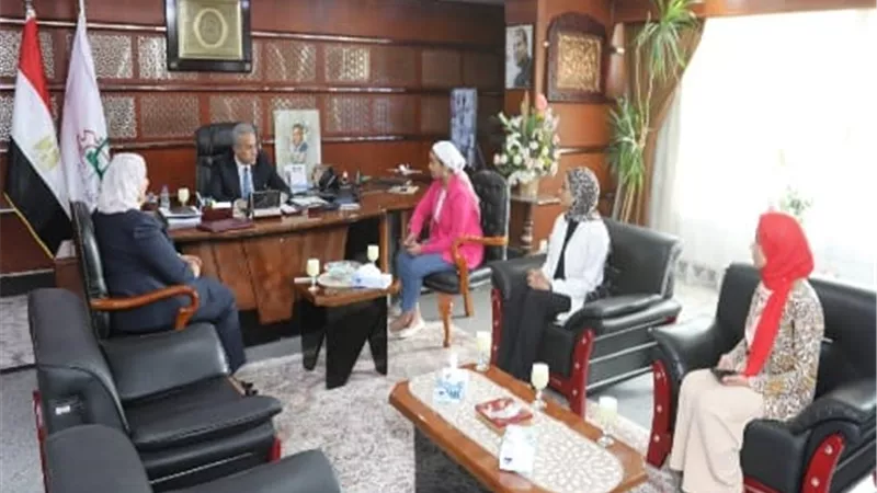 وزير القوى العاملة يستقبل عضوة من مبادرة 